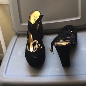 Black and gold Sanders with buckle